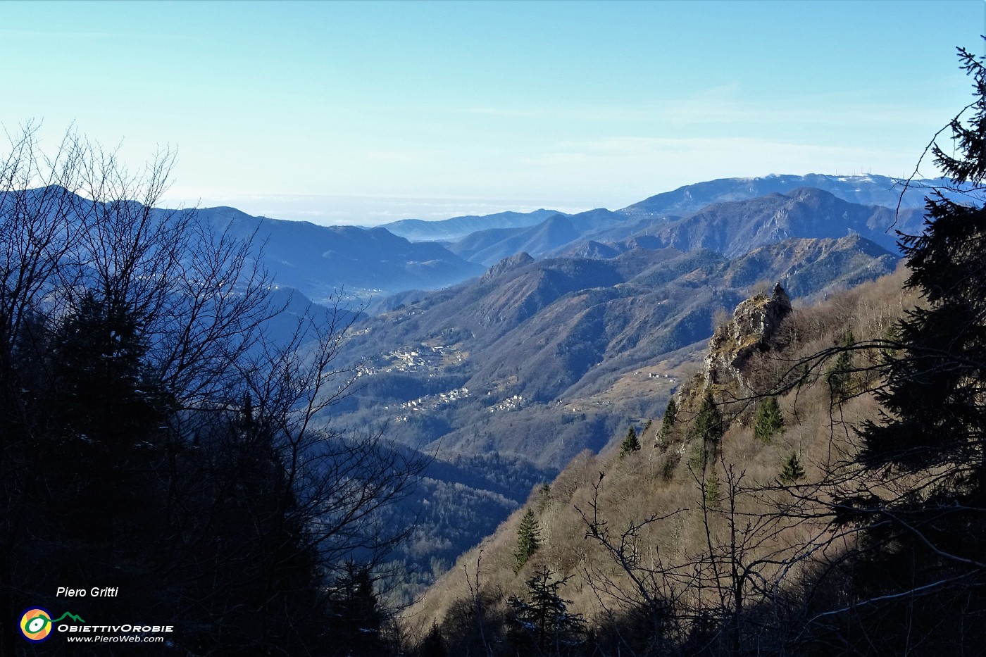 27 Vista sulla bassa Val Serina e verso la pianura.JPG